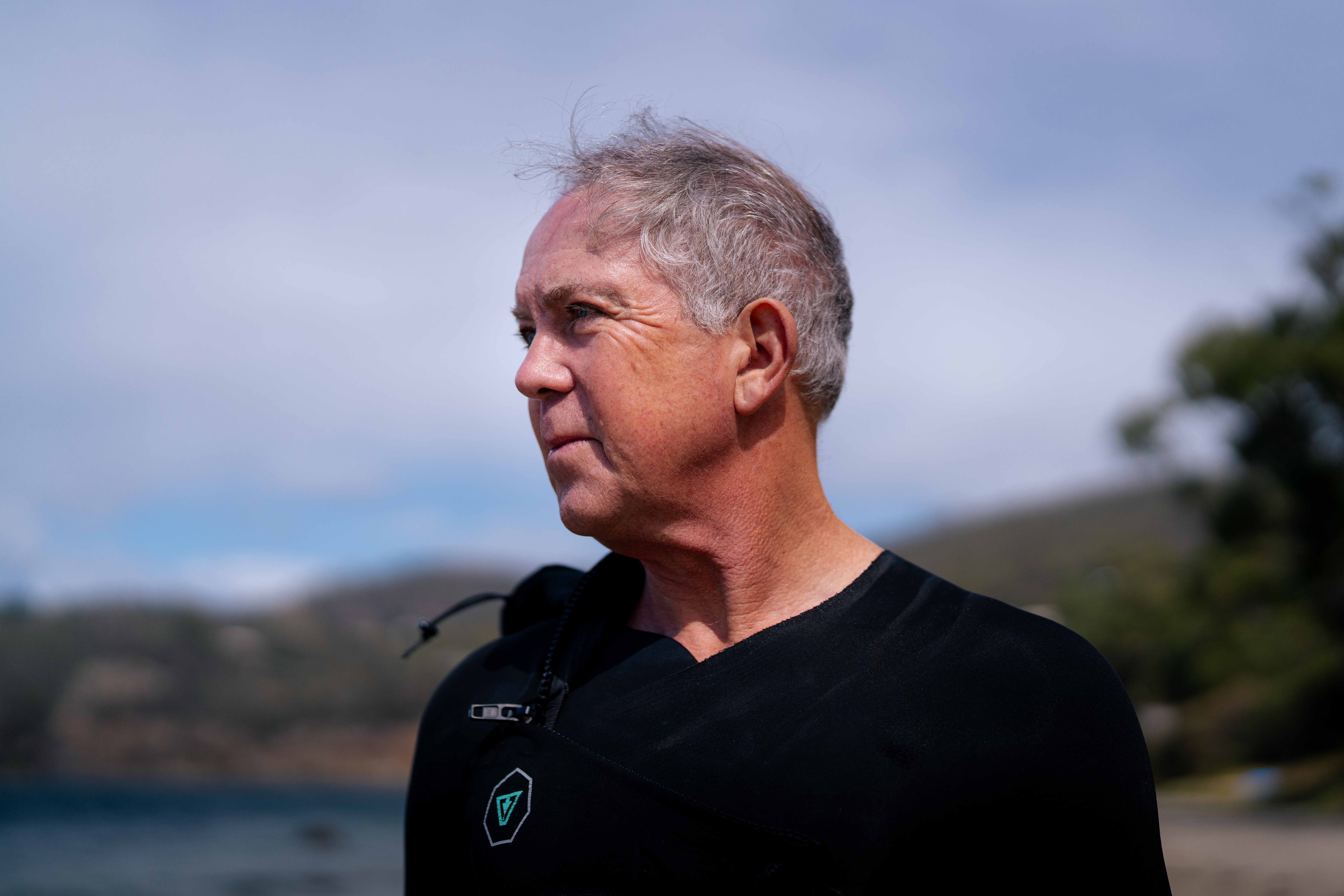 O homem olha para o oceano