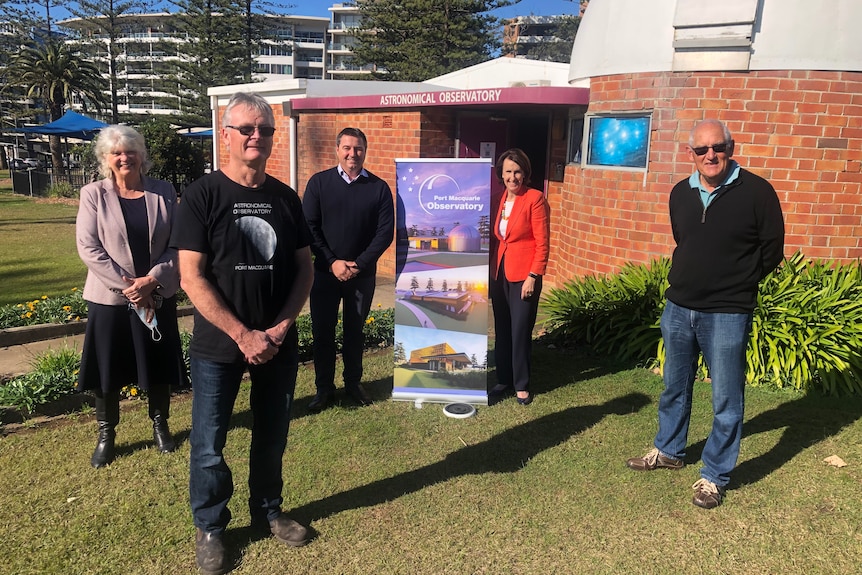 Politicians and members of the Astronomical Association standing outside the old facility.