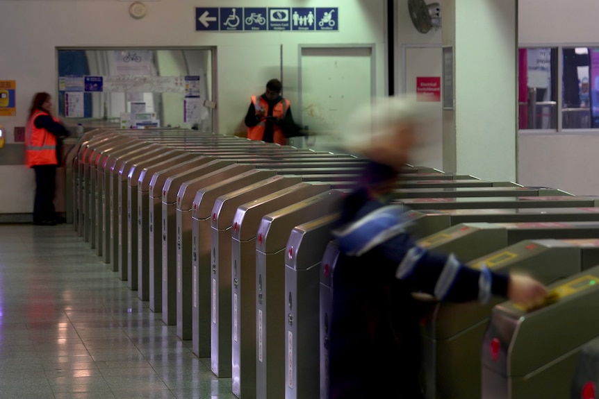 Una imagen secuencial de un pasajero pasando por el torniquete de una estación de tren.