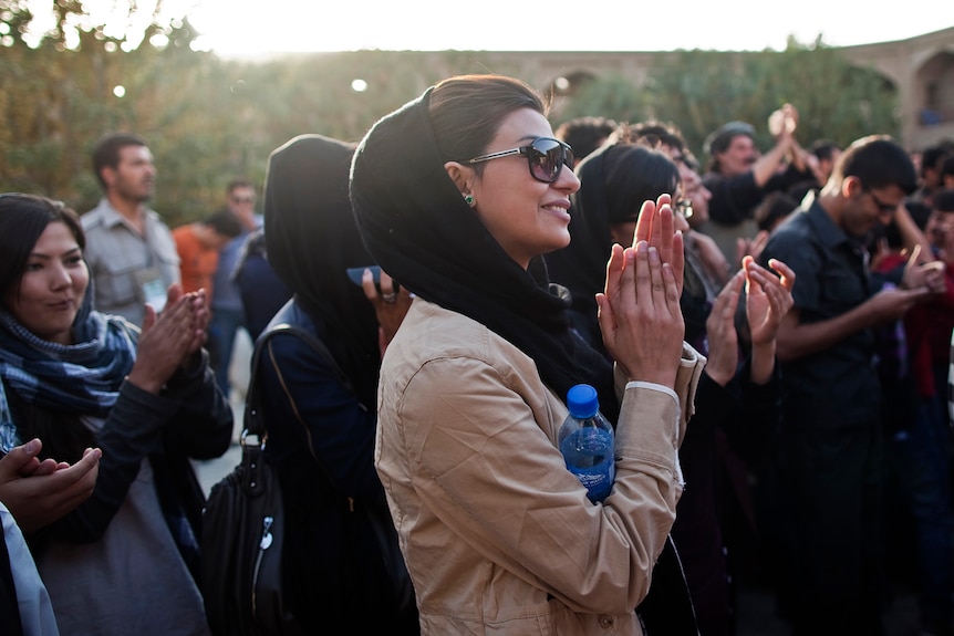 Eine Frau, die beim Afghanistan Music Festival jubelt