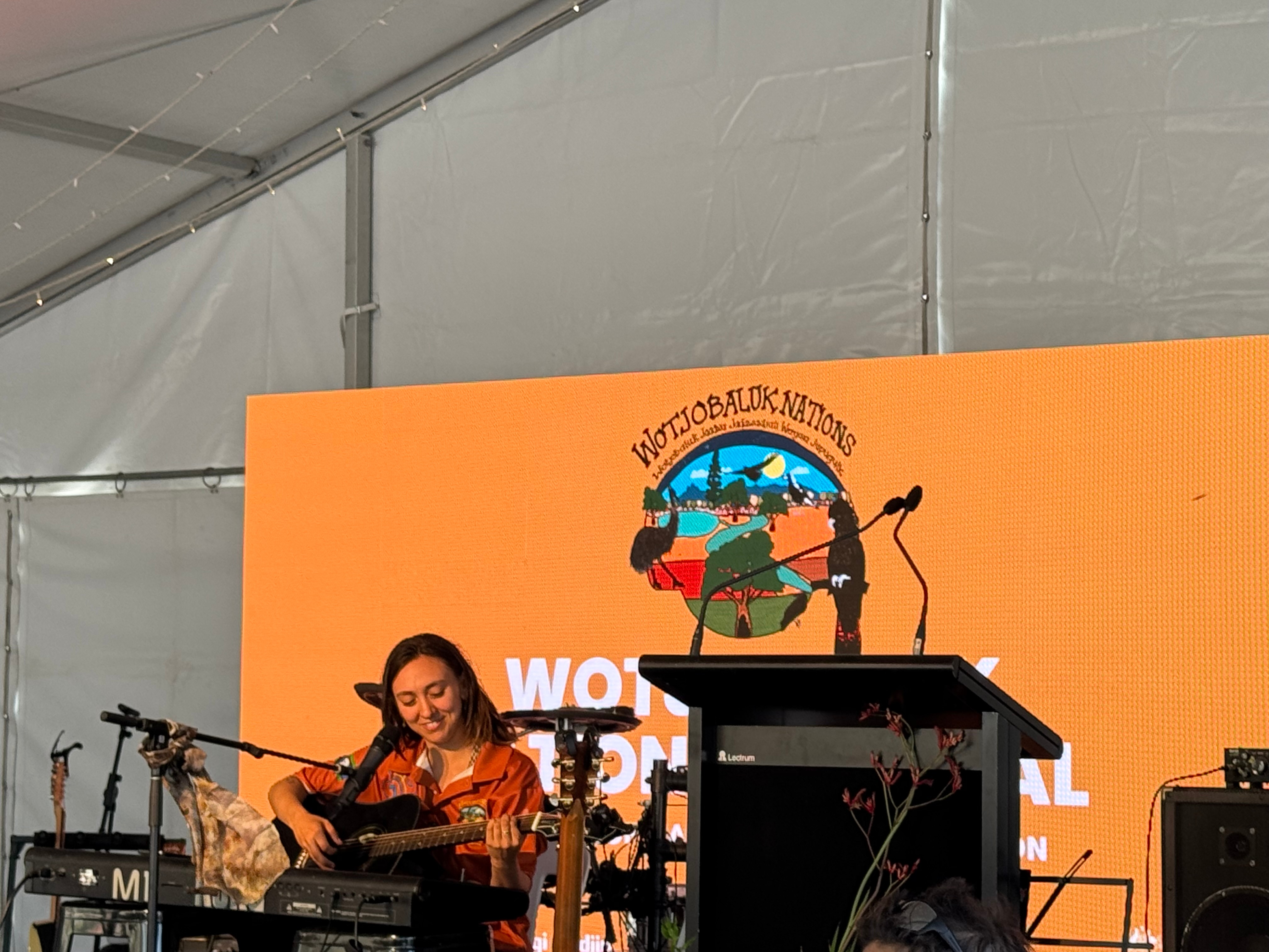 Alice Skye se apresenta no palco com sua banda.