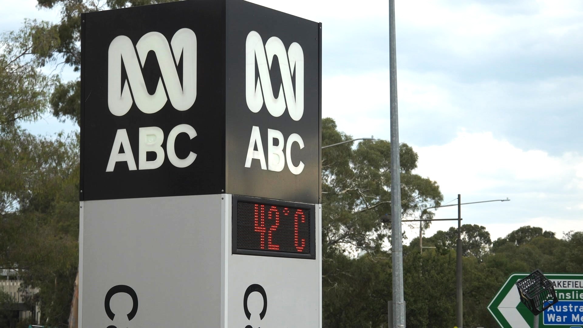 Una pantalla de temperatura en el exterior del edificio ABC en Canberra.