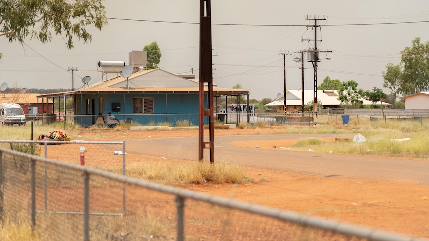 偏远小镇 Yuendumu 的一条街道。