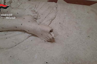 Damage to a 19th century plaster model of Paolina Borghese Bonaparte as Venus Victrix by sculptor Antonio Canova.