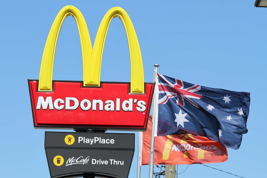 麦当劳金色拱门与麦当劳旗帜和澳大利亚国旗