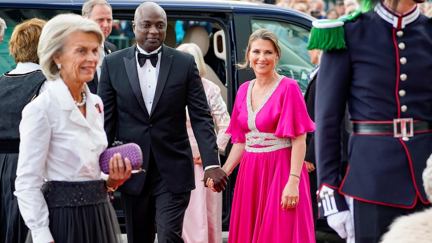 Norges prinsesse Märtha Louise forlater vervet etter spørsmål om forloveden og hans rolle