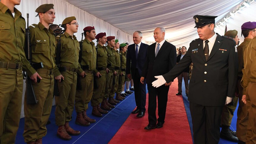 Prime Minister Malcolm Turnbull and Israeli Prime Minister Benjamin Netanyahu walk past a defence force guard of honour.