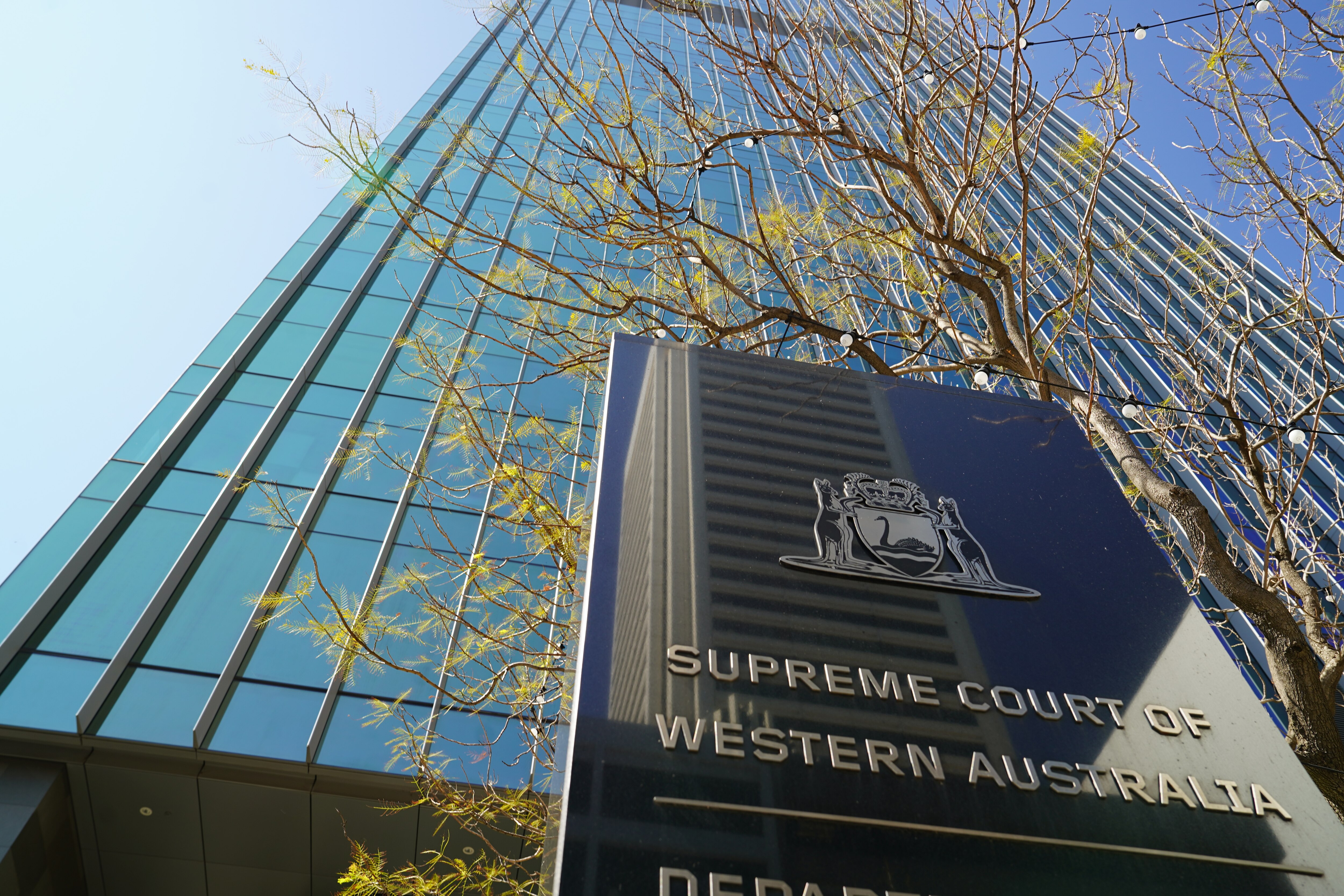 Vista exterior de la Corte Suprema de Australia Occidental en un día soleado. Centro de Justicia David Malcolm