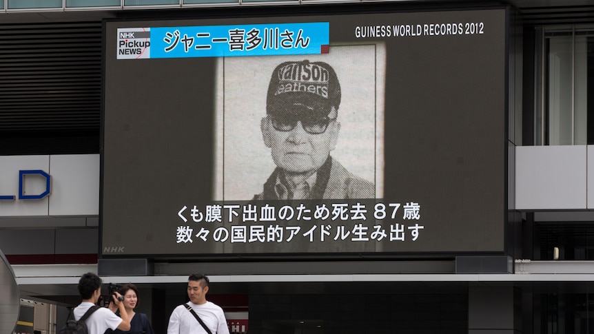 Le magnat de la J-pop Johnny Kitagawa a été accusé d’avoir agressé sexuellement de jeunes garçons à sa charge, mais même dans la mort, il a été protégé