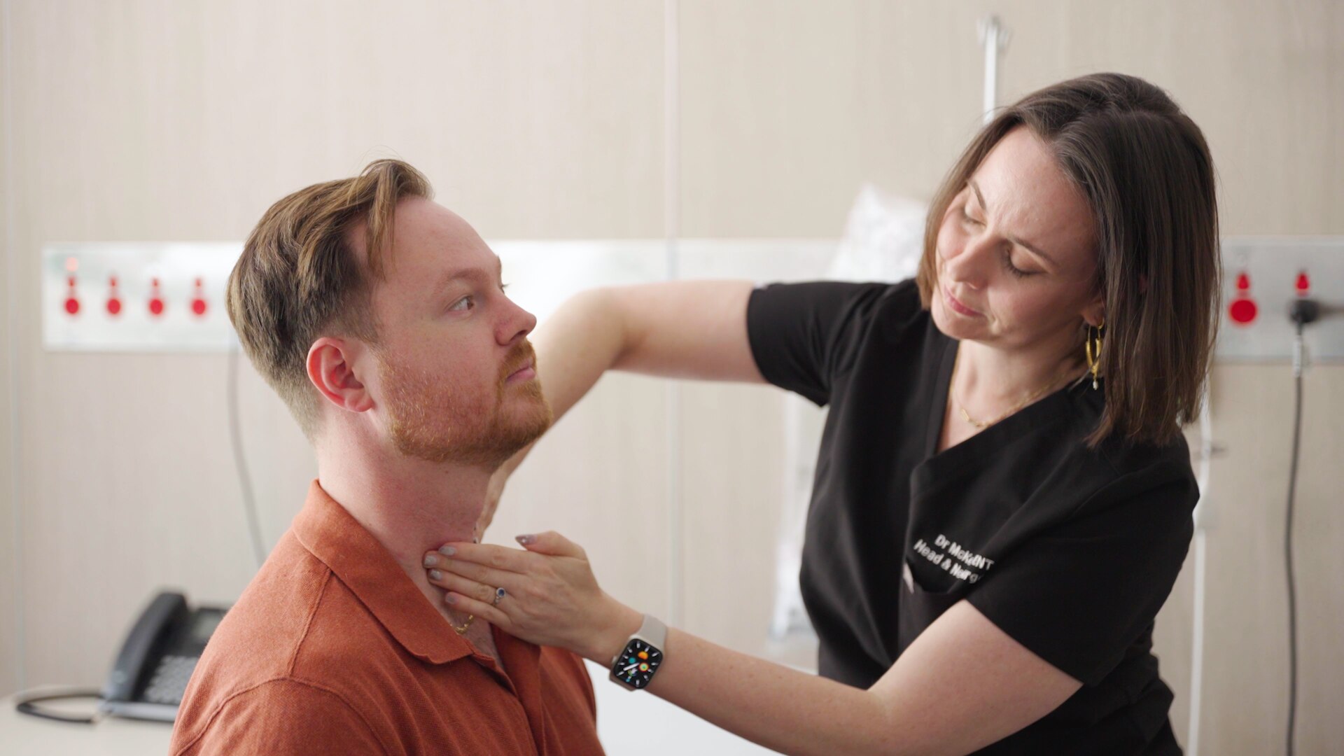 조린 맥켄지 박사가 환자를 검진하고 있습니다.