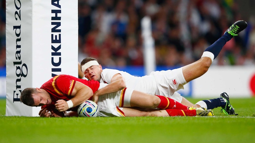 Gareth Davies scores try for Wales against England