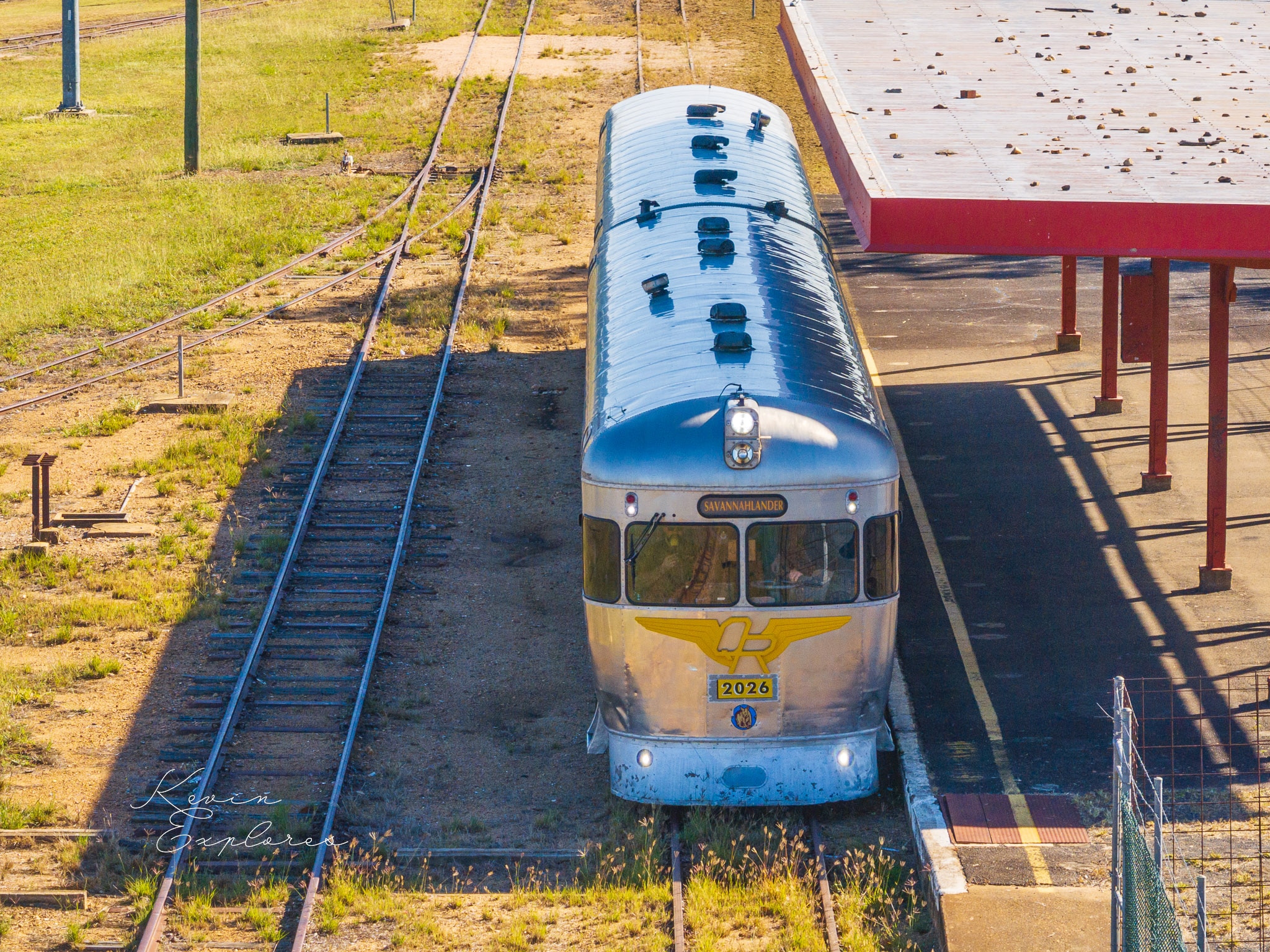 Tren plateado en la estación Bush.