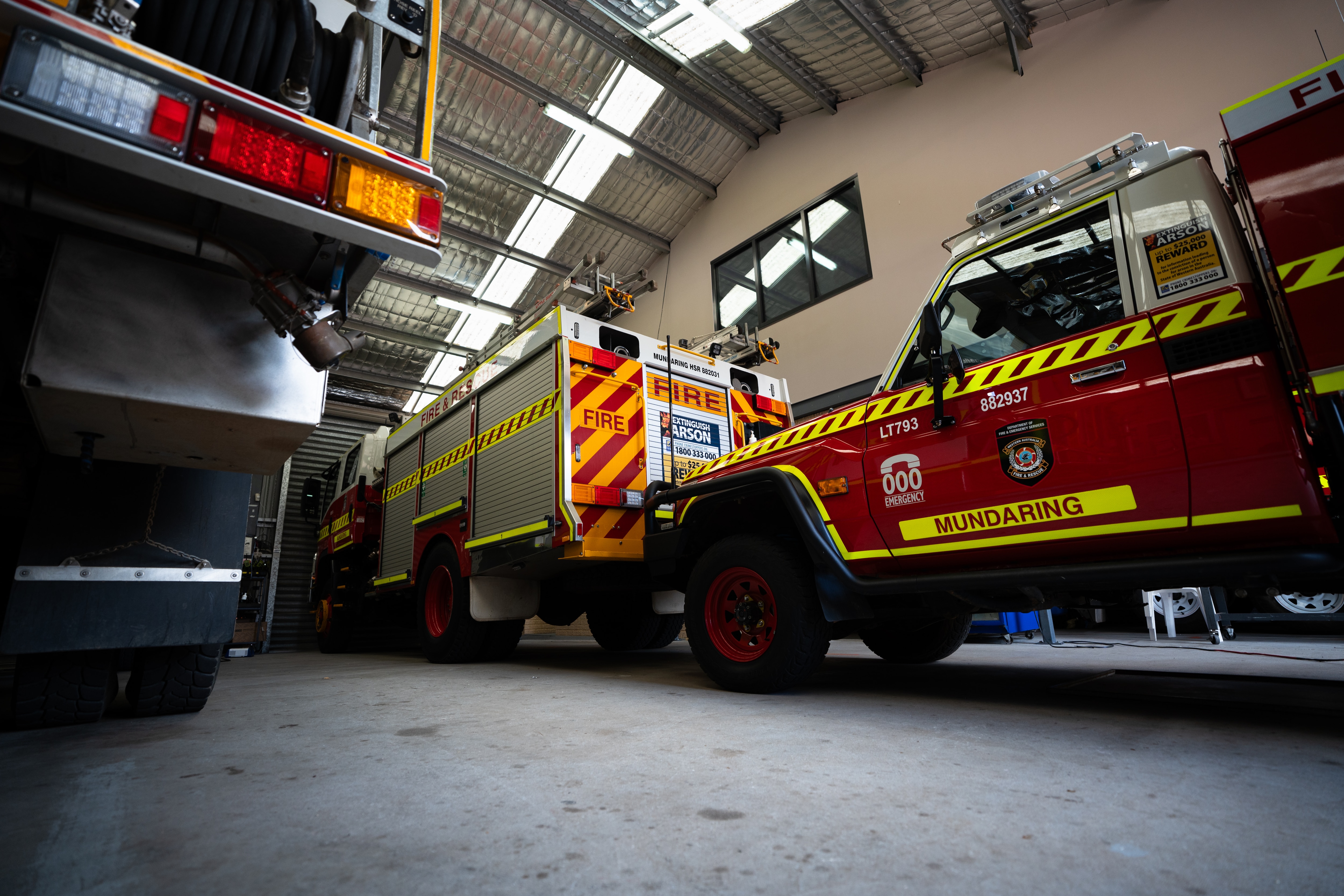 Los vehículos de emergencia están parados en una estación.