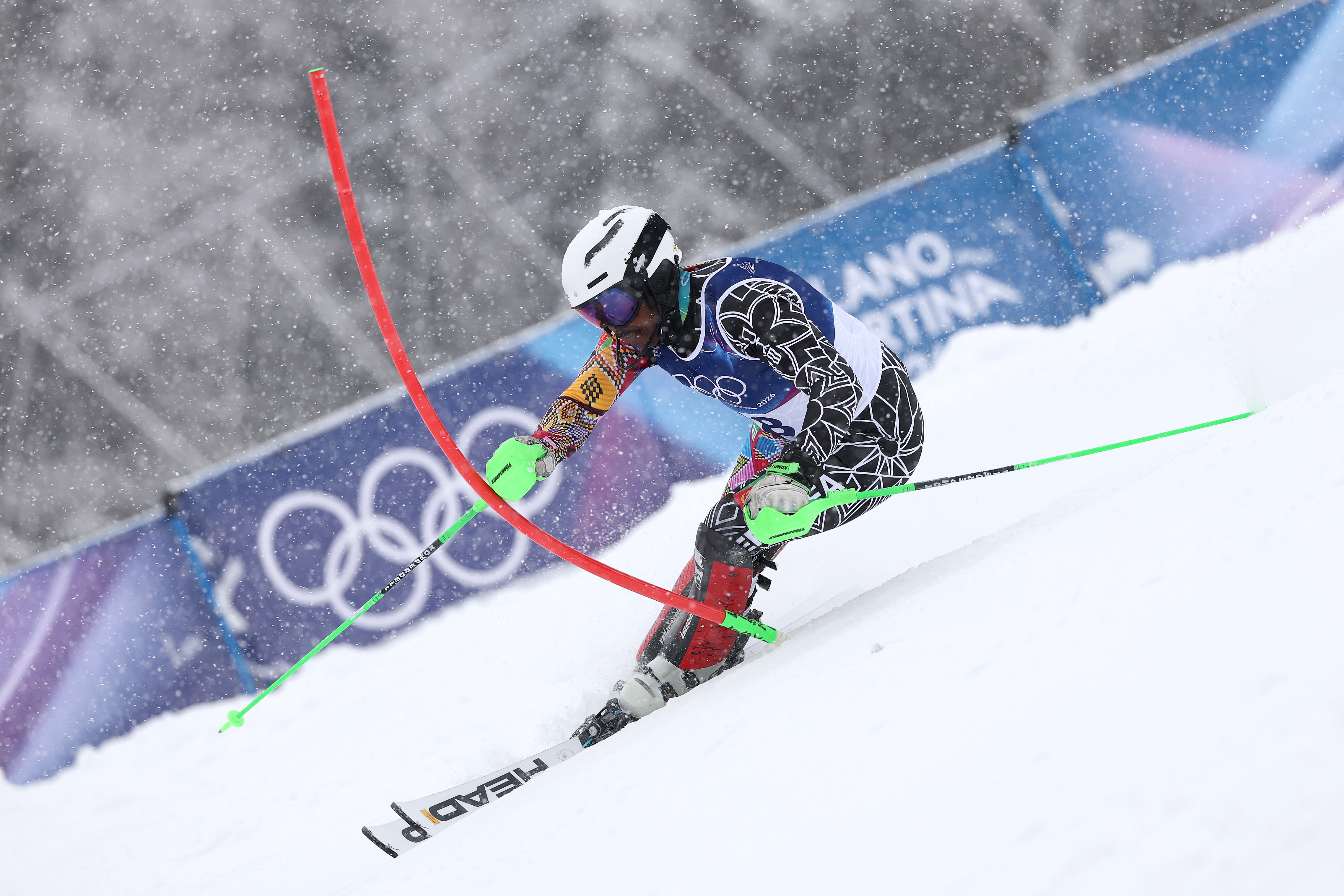 Shannon Abeda esquia em uma nevasca