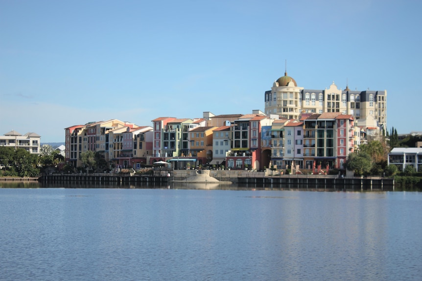 A cluster of apartment buildings on a lake. 