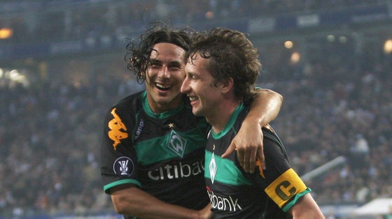 Captain Frank Baumann and Claudio Pizarro celebrate win