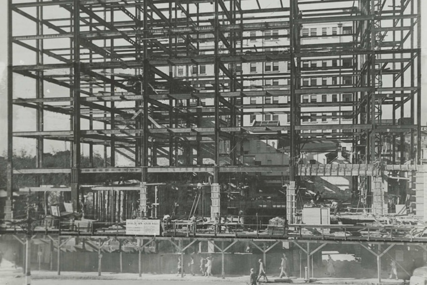 Steel frame of Bank of NSW going up in 1940.