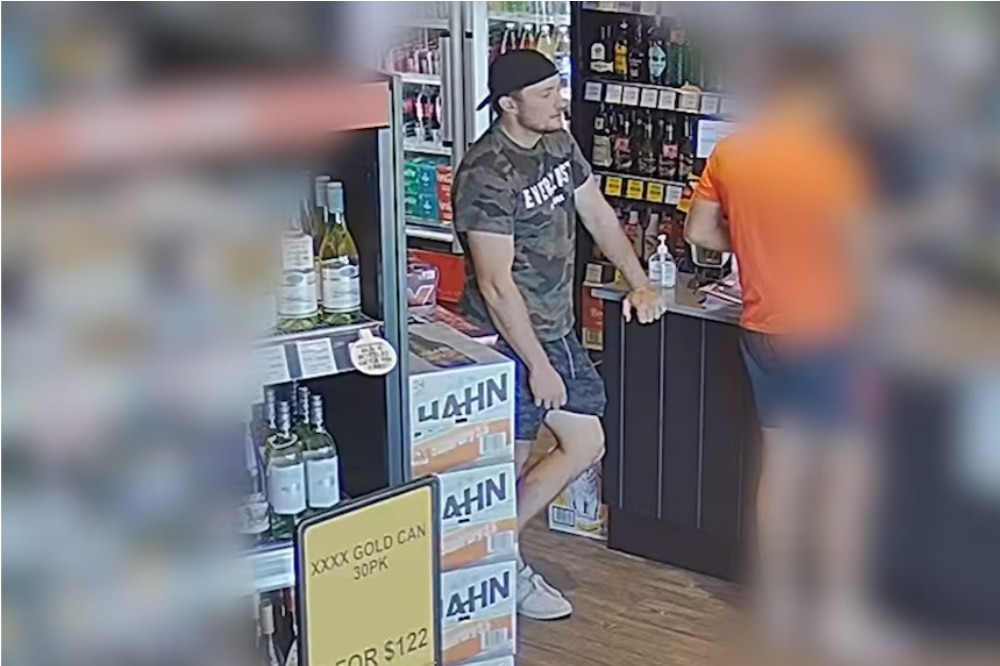 McLennan en CCTV en una tienda de botellas de Murgon la tarde de su desaparición.