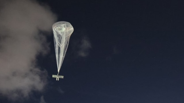 A high-altitude balloon carrying solar panels floats in the sky.