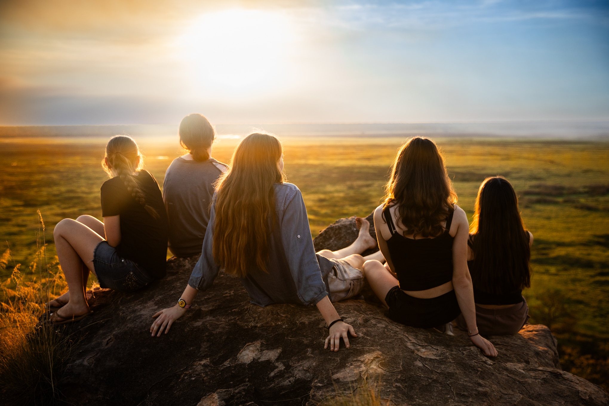 Niños de escuela en vivo en el campo.
