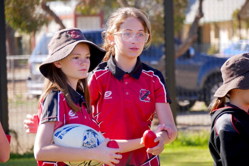 Dua gadis muda di tahap tiga di Burke Ward Public School di Broken Hill. 