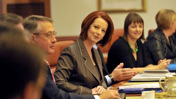 Julia Gillard meets with her front bench (AAP: Alan Porritt)