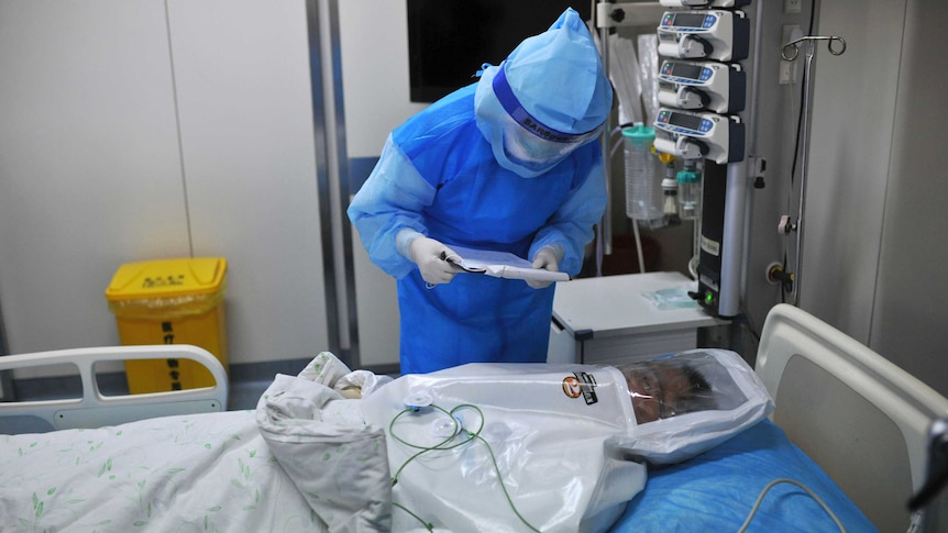 Medical staff take part in an Ebola drill at Beijing's Ditan Hospital