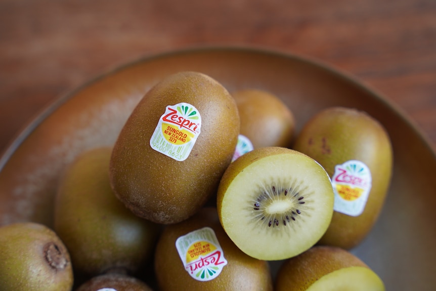 “阳光金果” SunGold品种猕猴桃是由新西兰开发的。