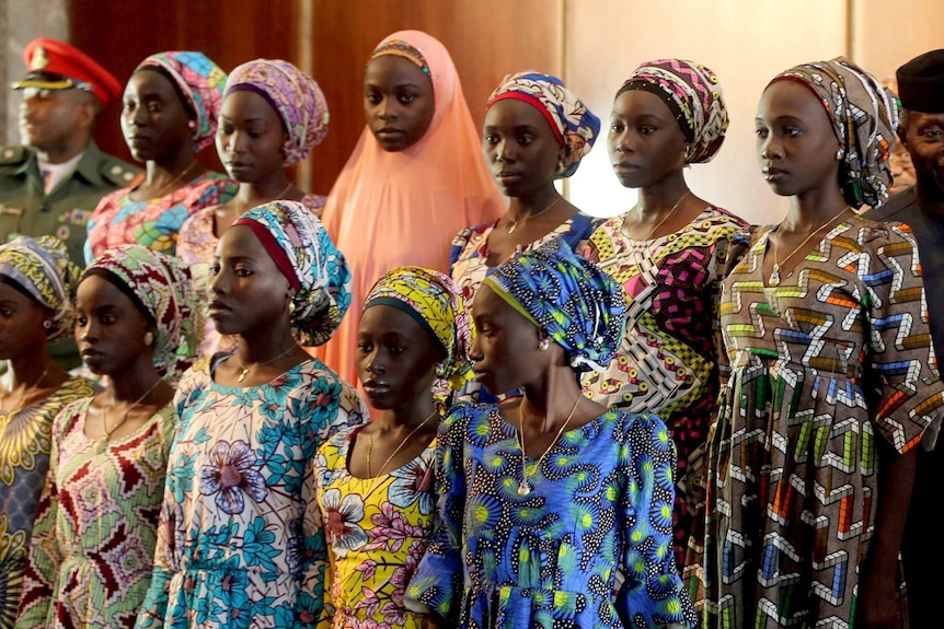 Certaines des 21 écolières de Chibok libérées par Boko Haram regardent lors de leur visite pour rencontrer le président Muhammadu Buhari.
