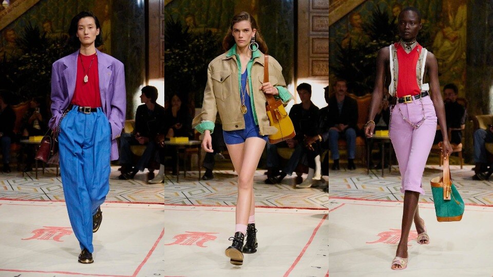 Una imagen compuesta de tres modelos de Versace caminando por una pasarela con trajes al estilo de los años 80.