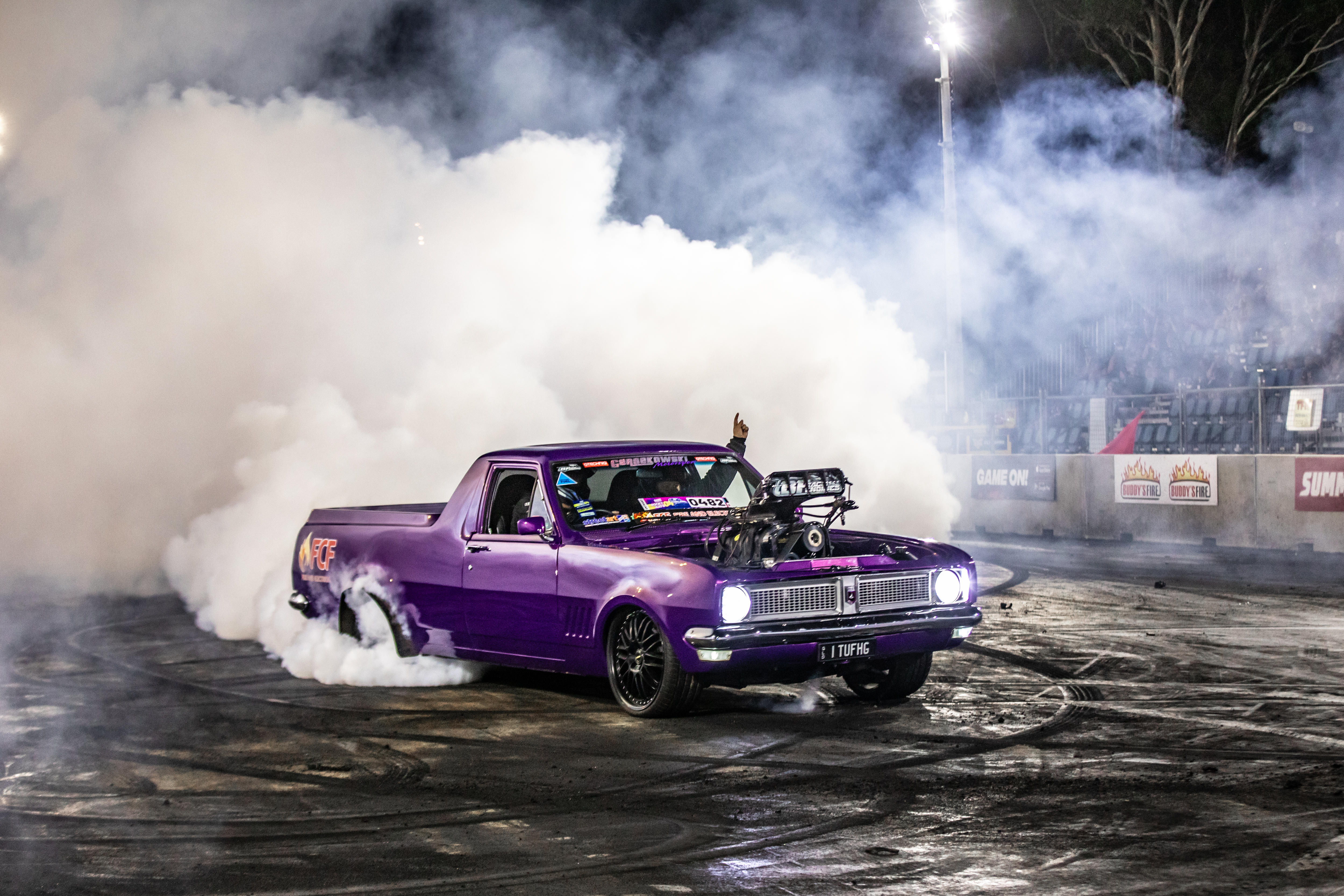 Una ute morada haciendo ejercicios de agotamiento en una plataforma de agotamiento.