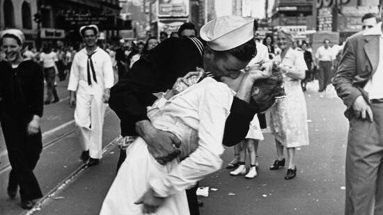 Nurse and sailor kissing on V-J Day 1945