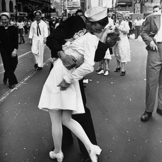 Nurse and sailor kissing on V-J Day 1945