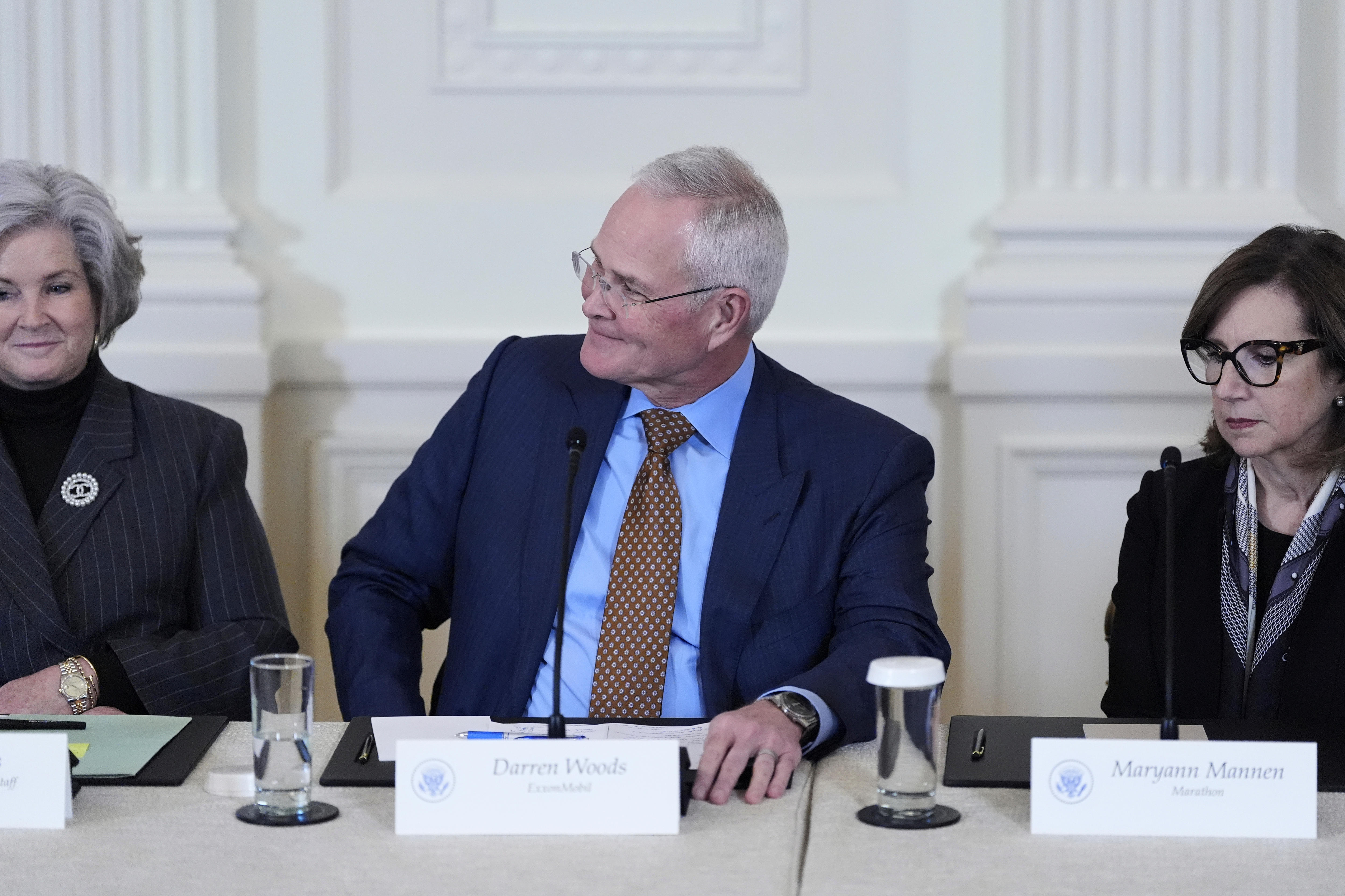 Darren Woods (centro) fica entre Susie WIlies e Maryann Mannen.