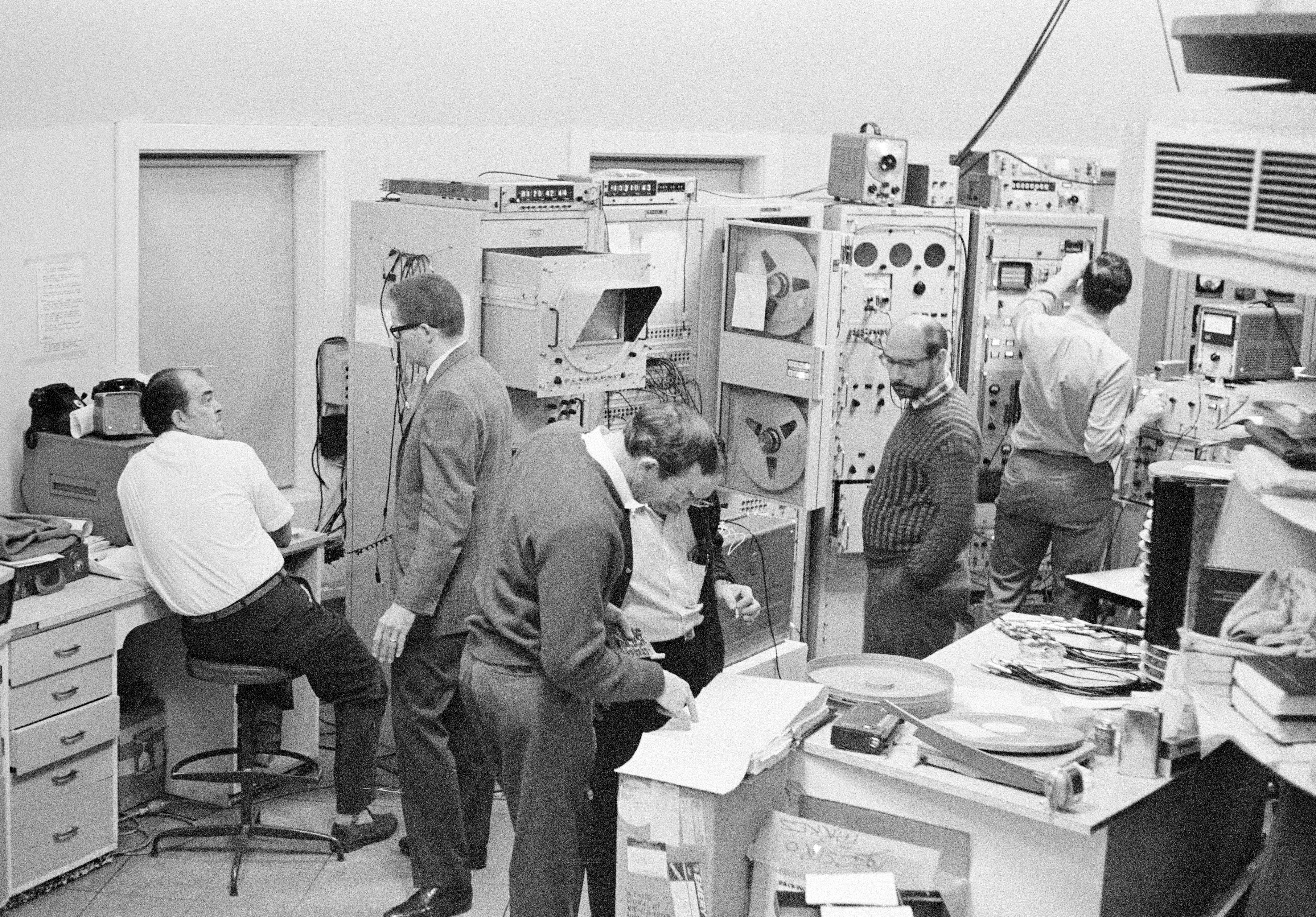 A black and white photo of the Parkes control room 