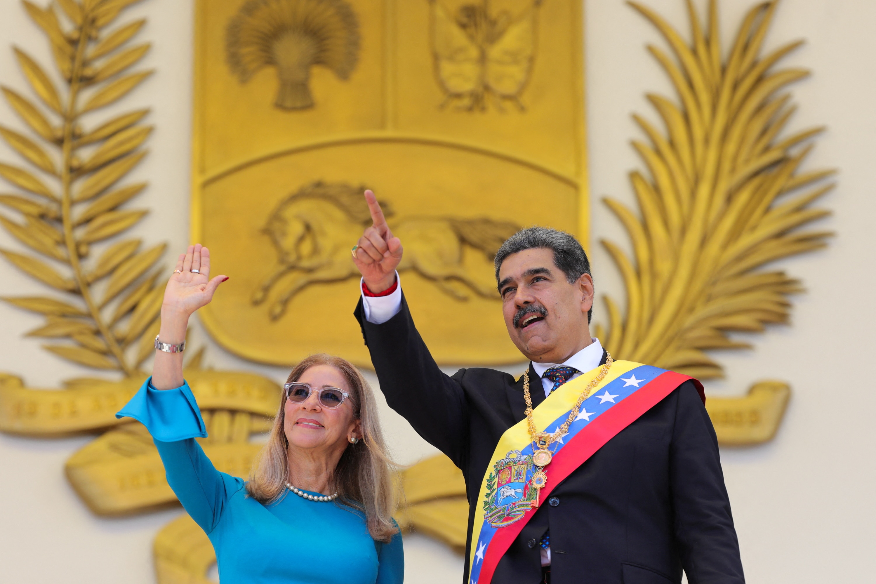 Cilia Flores y Nicolás Maduro disfrazados y saludando a la multitud