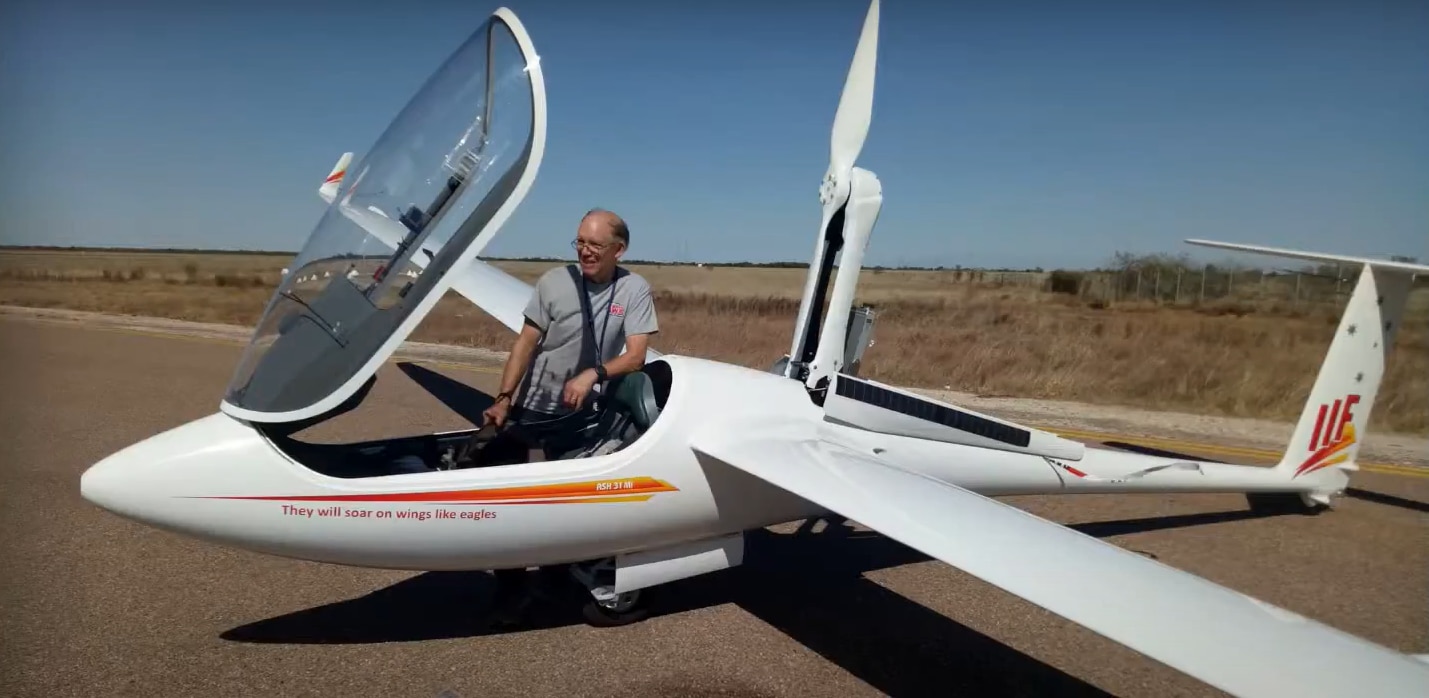 Glider farewells Australia's famed Morning Glory with one final surf of