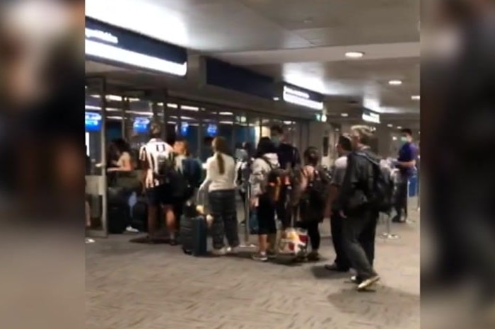 Sydney International Airport hit with overcrowding and long queues as travellers arrive back in Australia