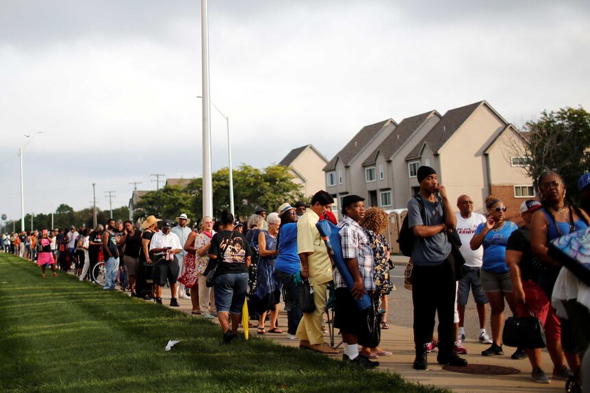 People line to pay tribute to Aretha Franklin