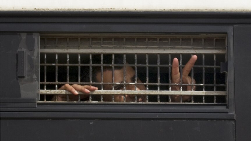 Palestinian prisoners arrive at Ketziot jail ahead of an exchange