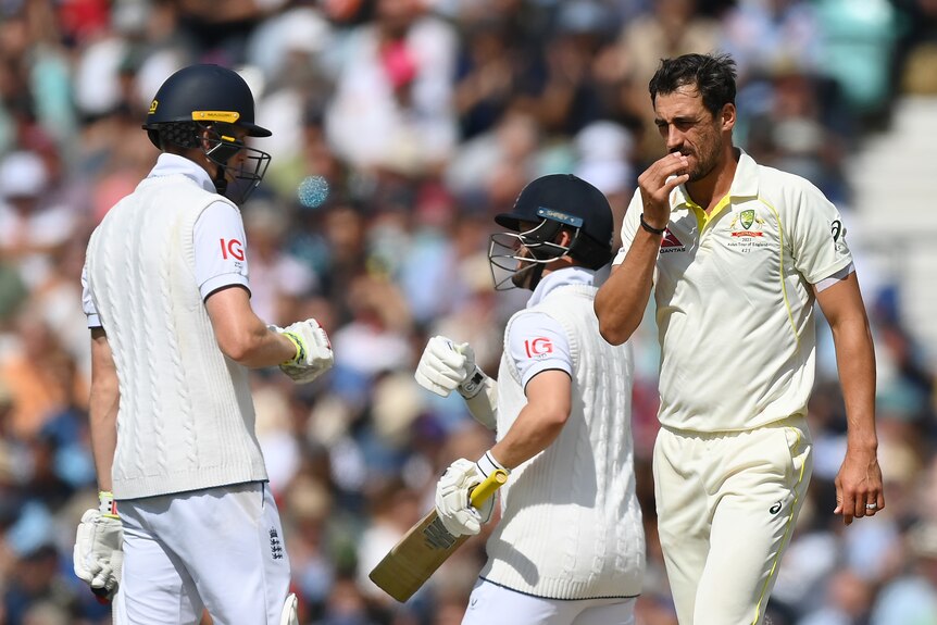 Mitchell Starc holds his hand to his face as Ben Duckett and Zak Crawley bump gloves