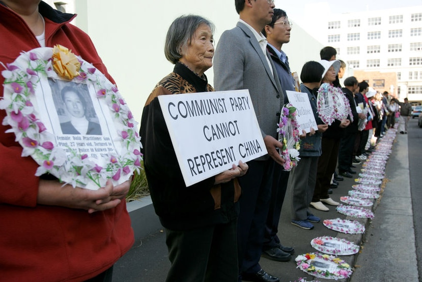 2005年，法轮功受害者在悉尼中国领事馆前举行抗议活动。