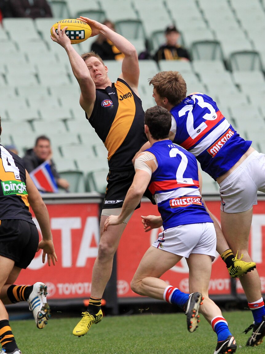 Jack Riewoldt takes a spectacular mark