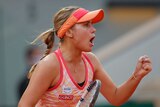 Sofia Kenin screams out and pumps her fist.