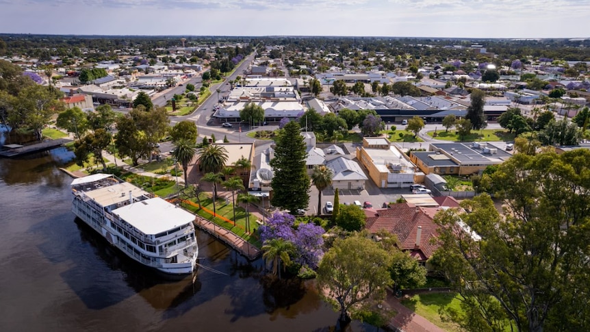 Photo of the township of Renmark, with a paddlewheeler docked on the river