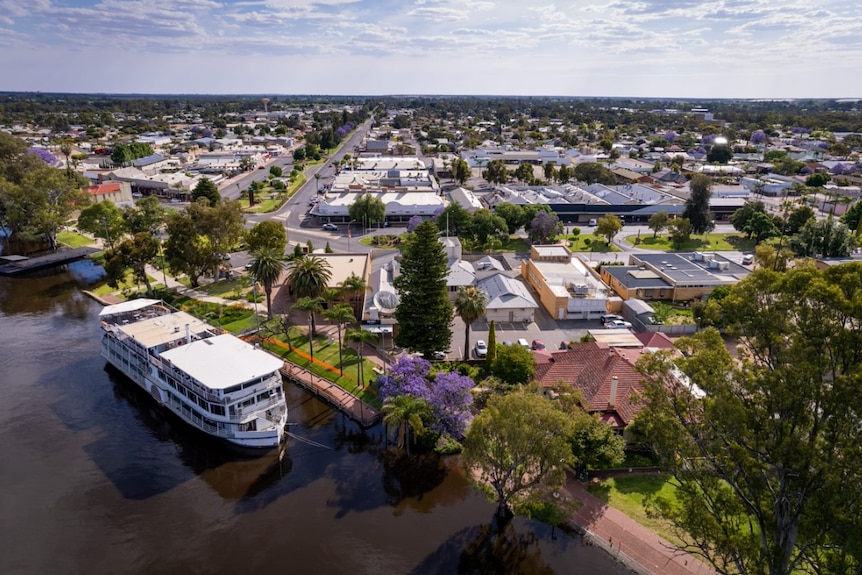 Photo of the township of Renmark, with a paddlewheeler docked on the river