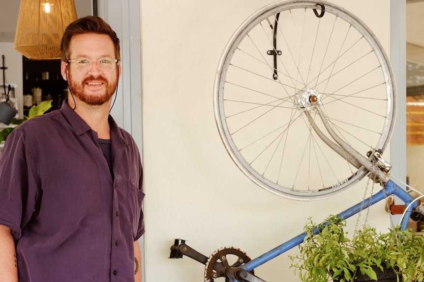 Un homme se tient contre un mur 