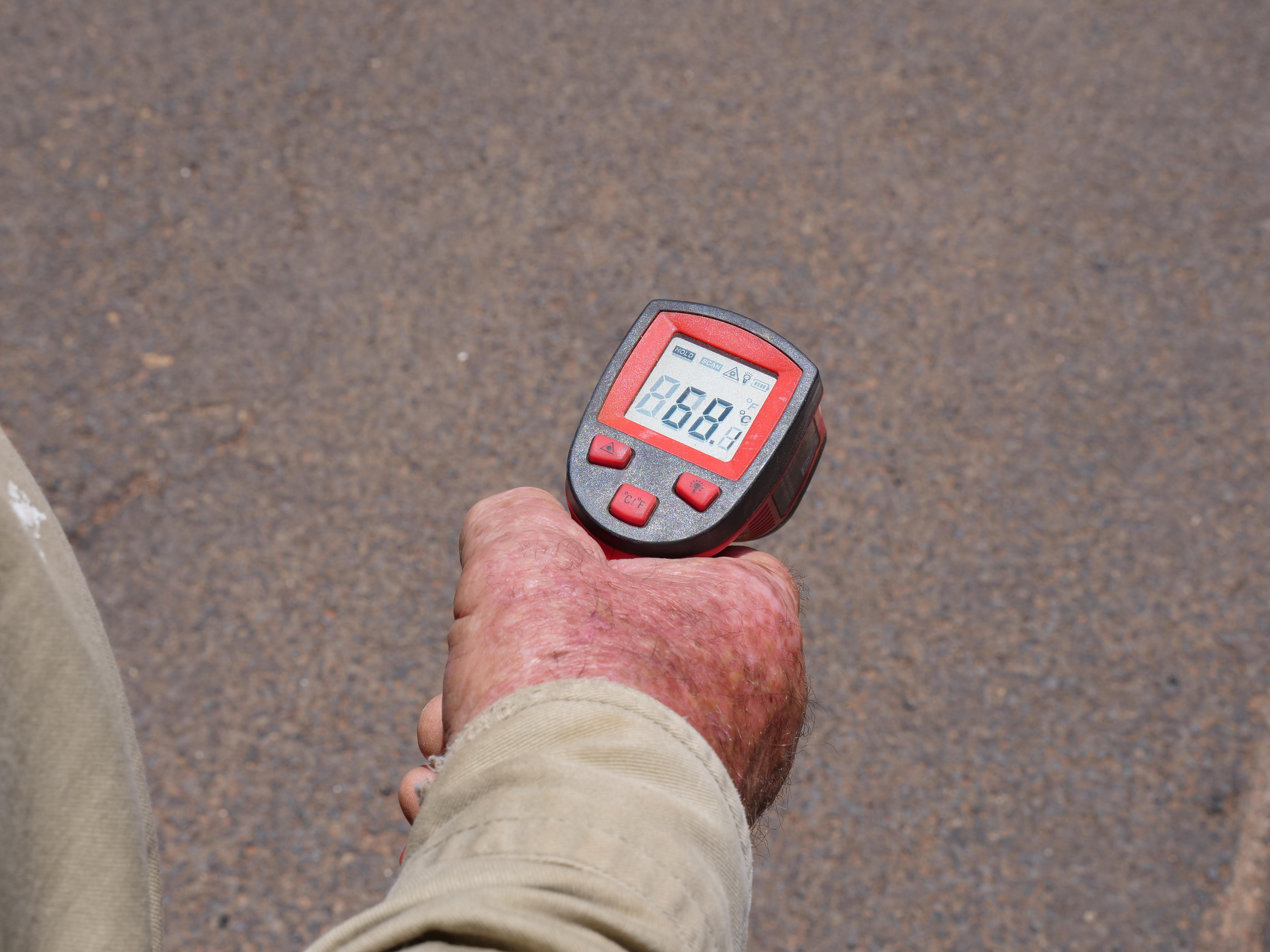 Um scanner de temperatura indica que a temperatura da estrada é de 68 graus.