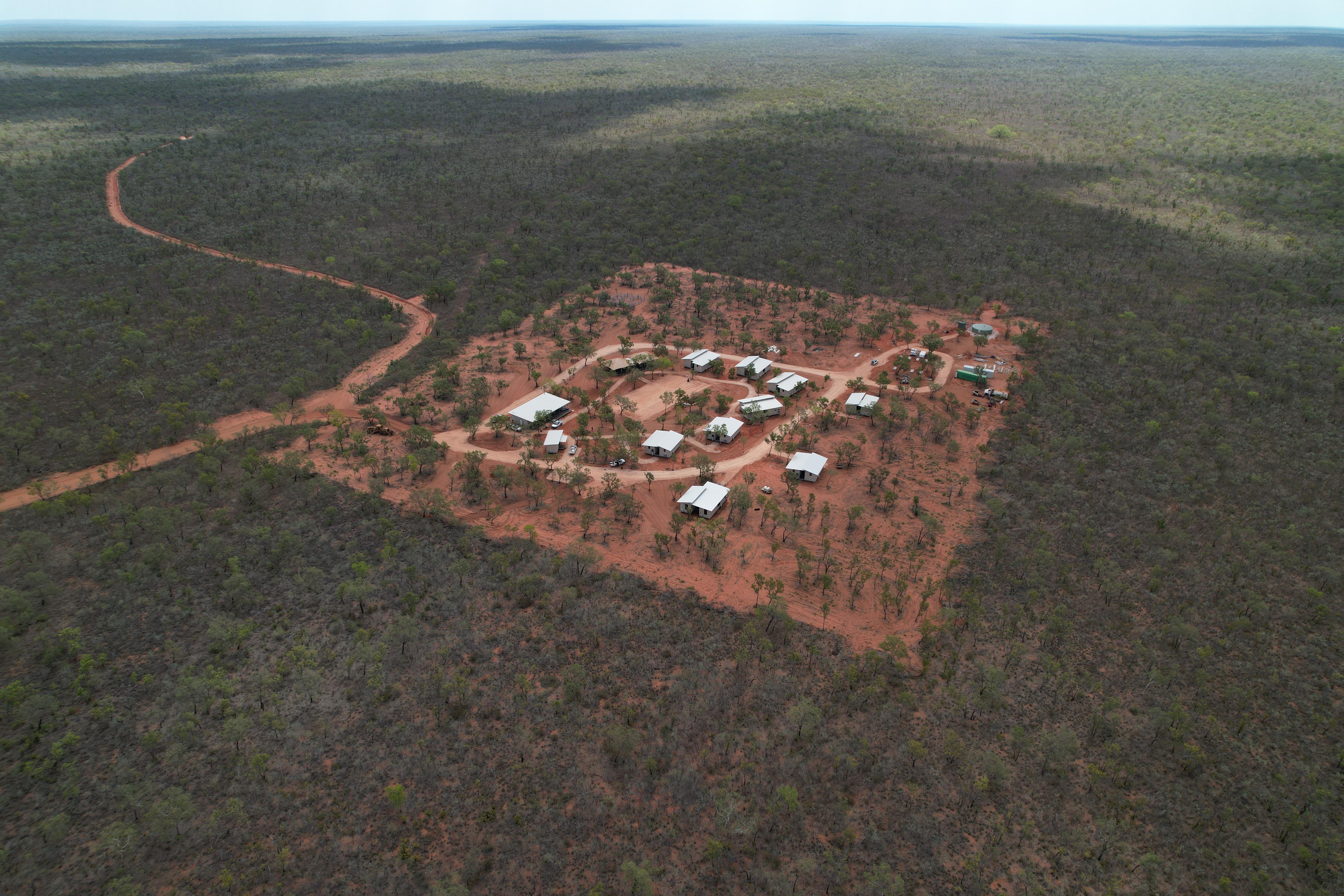 Un trozo de matorral despejado en el interior con una hilera de edificios, visto desde arriba.
