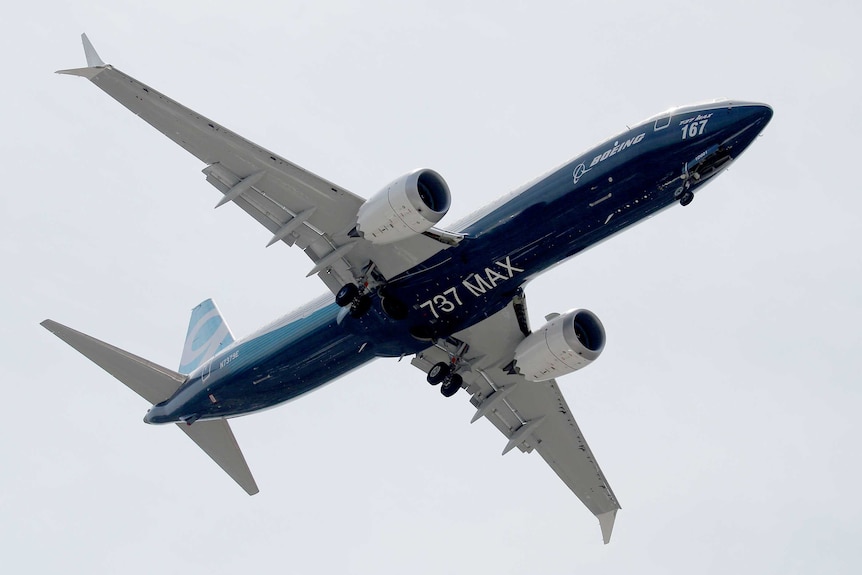 蓝色机身，白色机翼的波音737 MAX客机划过天际